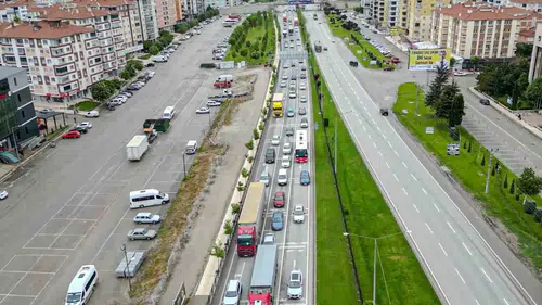 Çorum Samsun yolunda bayram trafiği havadan görüntülendi