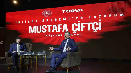 İçişleri Bakanı Çiftçi Erzurumda gençlerle buluştu