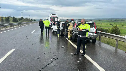Kütahya yolunda üç araç birbirine girdi