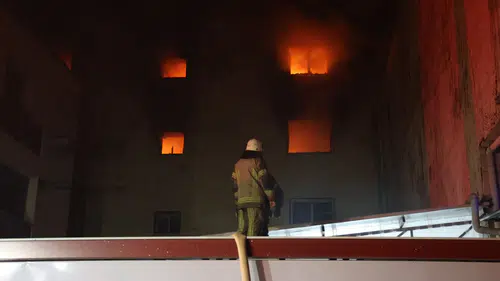 Bornova’daki ayakkabı fabrikasında geceyi kabusa çeviren yangın söndürüldü