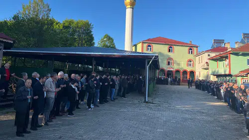 Ordu Akkuş’ta bayram namazı sonrası uzun bayramlaşma kuyruğu