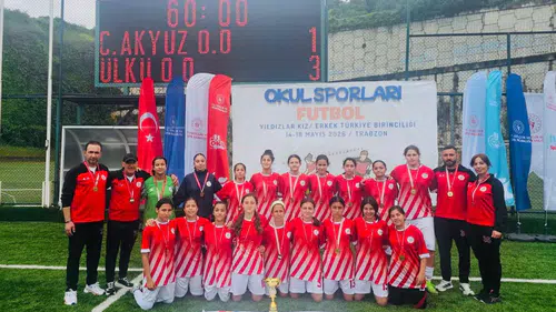 İzmirli öğrenciler futbolda Türkiye zirvesine yerleşti