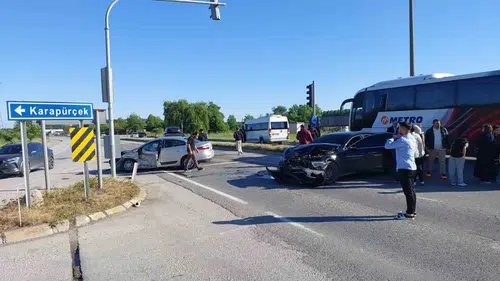 Sakarya'da tatil dönüşü zincirleme kaza 5 kişi yaralandı