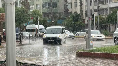 Adana güneşli havada yakalandığı sağanakla felç oldu