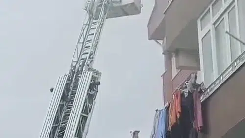Gebze’de bir apartmanın çatısı alevlere teslim oldu