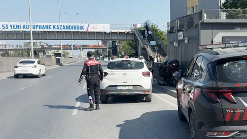 Avcılar'da trafikte motosikletli sürücü bariyerlere sıkıştı