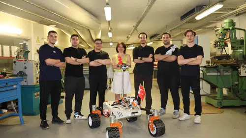 İzmirli öğrenciler tehlikeli görevler için yerli bomba imha robotu geliştirdi