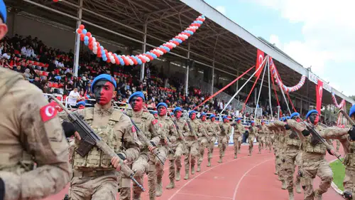 Kastamonu meydanında komandoların 19 Mayıs şovu nefesleri kesti