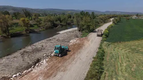Bigadiç Simav Çayı taşkınlara karşı baştan aşağı yenileniyor