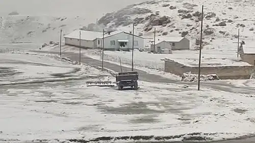 Van'da mevsimler karıştı Mayıs ayında lapa lapa kar yağışı