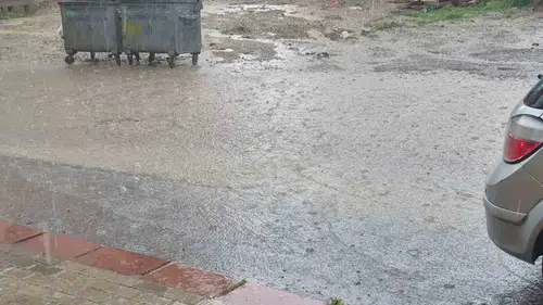 Ankara'da ani yağmur trafiği kilitledi