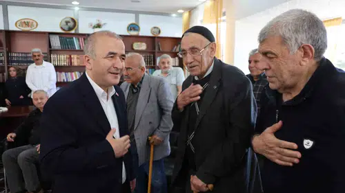 Elazığ Valisi Hatipoğlu bayram sabahını huzurevi ve sevgi evlerinde geçirdi