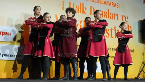 Alanya sokakları dört gün boyunca dünya danslarıyla renklendi