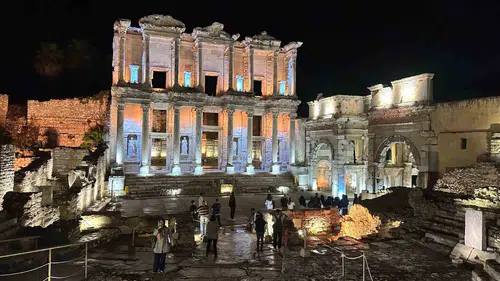 Efes Antik Kenti gençlere gece kapılarını ücretsiz açıyor