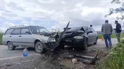 Çorum’daki kavşakta otomobiller çarpıştı 3 yaralı