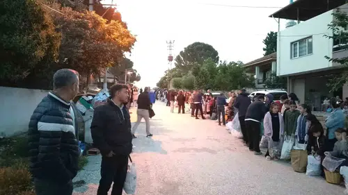 Manisa’daki mahallede çocuklar bayram sabahı geleneğiyle mutlu oluyor