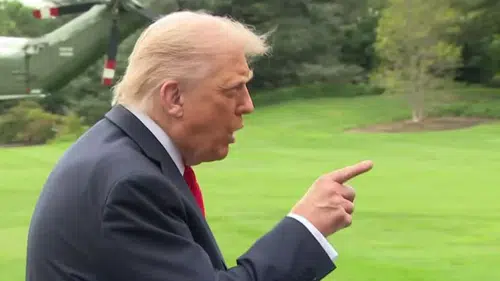 Trump'ın basın toplantısında tansiyon yükseldi: Muhabire "Sen zeki biri değilsin" diyerek çıkıştı
