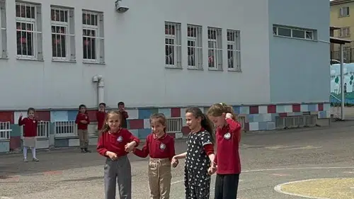 Aydıntepe’de çocuklar yardımlaşmayı parkurlarda yarışarak öğrendi