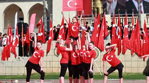 Mersin 19 Mayıs coşkusunu meydanlara taşıdı