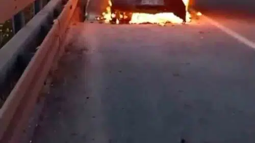Otobanda ilerleyen lüks araç saniyeler içinde küle döndü