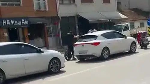 İnegöl trafiğinde yol verme gerginliği Sürücüler birbirinin üzerine yürüdü