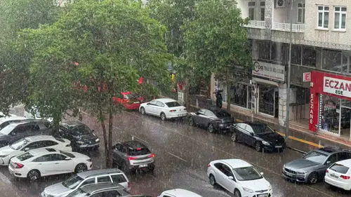Diyarbakır'da aniden bastıran yağmur günlük hayatı durdurdu