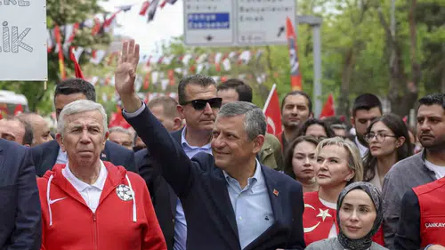 Özgür Özel 19 Mayıs kortejinde gençlere seslendi