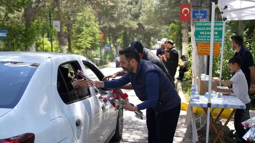 Elazığ Belediyesi arife günü ziyaretçileri yalnız bırakmadı