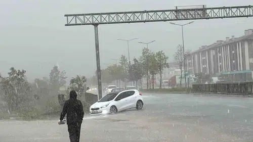 Düzce’de ani sağanak hayatı felç etti