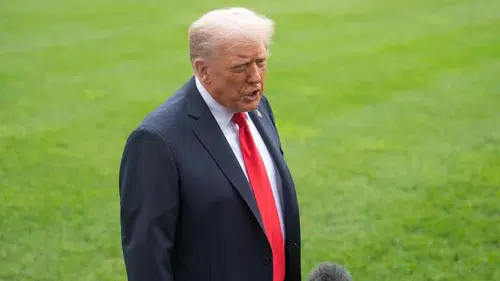 Trump kabine toplantısını Beyaz Saray'a çekti