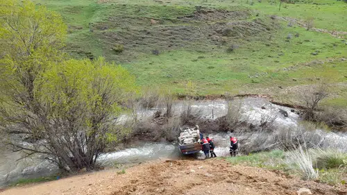 Sivas İmranlı yolunda 15 metrelik uçuruma yuvarlanan araçta 5 kişi yaralandı