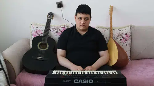 Otizmli Yusuf notalarla engelleri aştı