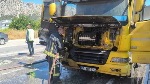 Antalya trafiğinde tırın dorsesi küle döndü