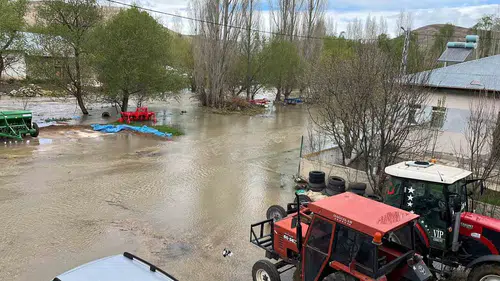 Bayburt Kırkpınar köyünde dere taştı yollar sular altında kaldı