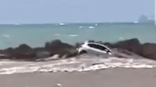 Hatay'da şiddetli yağış plajdaki aracı denize sürükledi