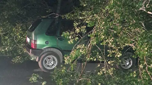 Bartın'da fırtına araçları hurdaya çevirdi