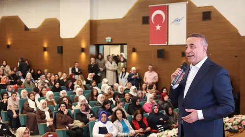 Sultangazili kadınların el emeği göz nuru eserleri sergileniyor
