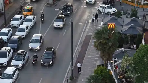 Kadıköy sahilde ters yöne giren sürücü dron kamerasından kaçamadı