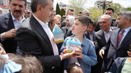 Bakan Tekin CHP’deki tartışmaları hedef aldı