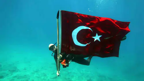 Dalgıçlar 19 Mayıs coşkusunu Fethiye’nin derinliklerinde yaşadı