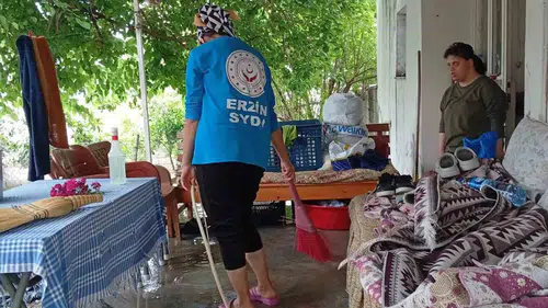 Erzin'de kapı kapı dolaşan ekipler yaşlıların hayatını kolaylaştırıyor