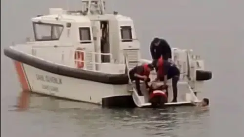 Samsun'da denize atlayan kadın itfaiye erinin müdahalesiyle hayata tutundu