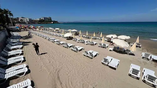Kuşadası sahil şeridini bayram tatili için yeniledi