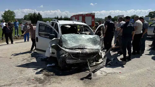 Sakarya Kaynarca yolunda iki araç çarpıştı 7 kişi yaralandı