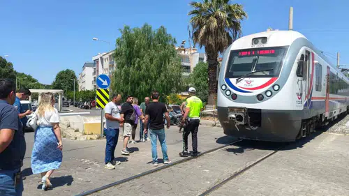 İzmir Selçukta hemzemin geçitte tren kazası