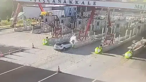 Malkara gişelerinde feci kaza Otomobil bariyere çarptı