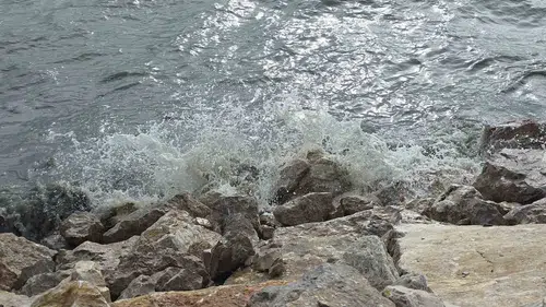 Van Gölü sert rüzgarla kabardı