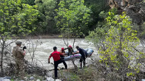 Pülümür Çayı’nda yüzerken akıntıya kapılan kişi ağaçta mahsur kaldı