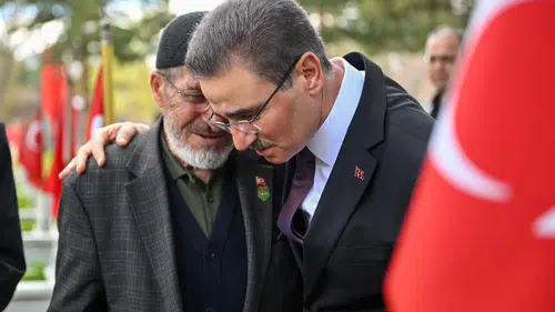Erzurum protokolü bayram öncesi şehitlikte bir araya geldi