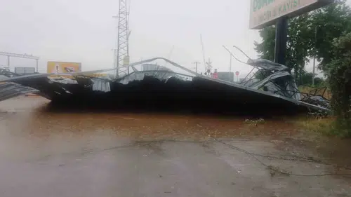 Aydın'da şiddetli fırtına hayatı felç etti